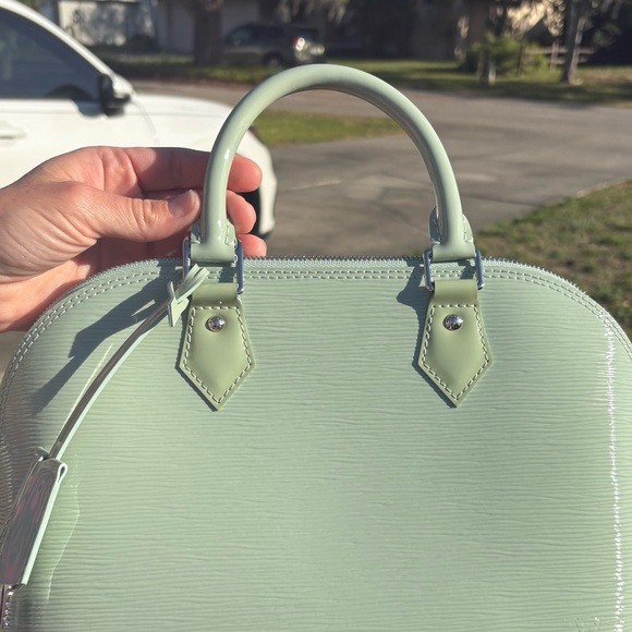 Louis Vuitton Alma Epi - Picture 3 of 12